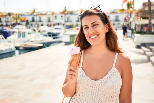 Jonge Mooie Vrouw Eten Ijsje Een Zonnige Dag Van Zomer — Stockfoto