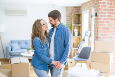 Karton kutular etrafında genç çift çok mutlu bir yeni h hareket