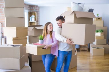 Aşık genç güzel çift yeni eve taşınıyor, cardb tutarak