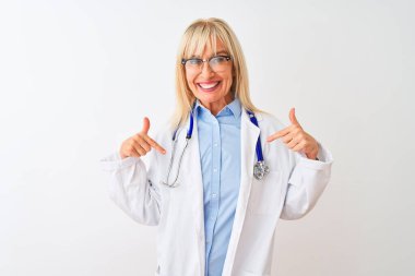 Gözlüklü ve steteskop takan orta yaşlı bir doktor. Yüzünde gülücükler, yüzünde gururlu ve mutlu bir ifade var..