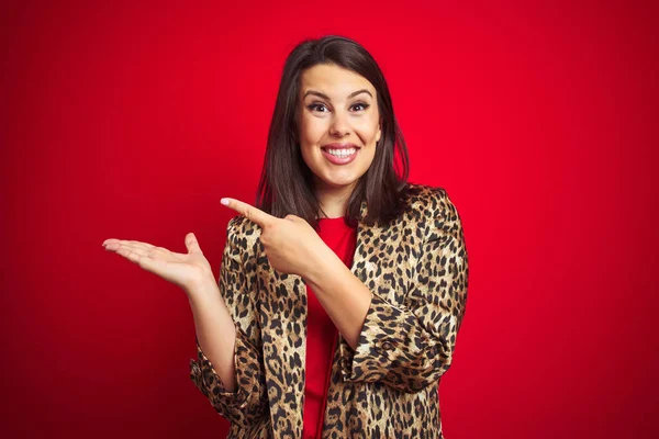 Junge Schöne Brünette Frau Trägt Eine Leopardenjacke Über Rotem Isoliertem — Stockfoto