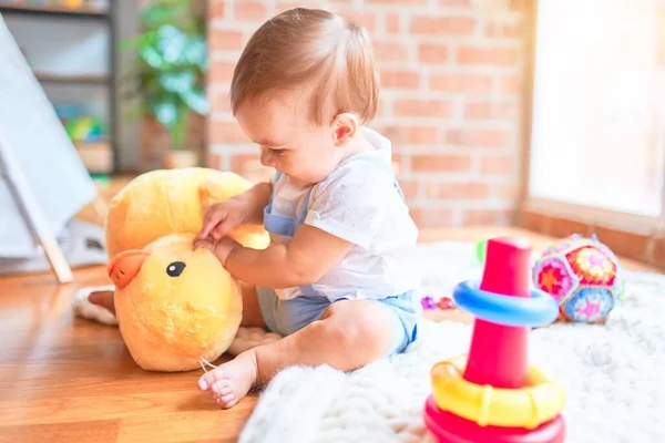 Красивый Малыш Сидящий Одеяле Играющий Уткой Детском Саду — стоковое фото
