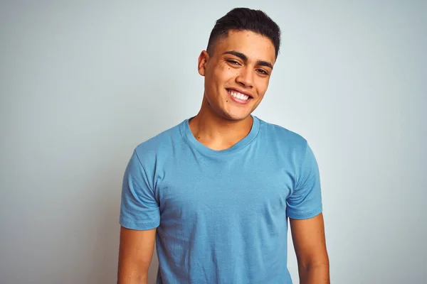 Hombre Brasileño Joven Con Camiseta Azul Pie Sobre Fondo Blanco —  Fotos de Stock