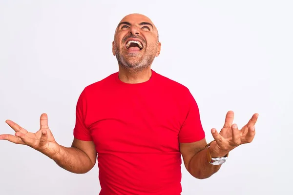 Homem Bonito Meia Idade Vestindo Camiseta Casual Vermelha Sobre Fundo — Fotografia de Stock