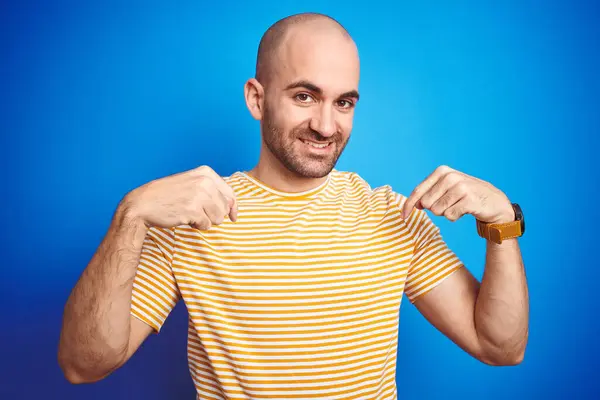 Joven Calvo Con Barba Vistiendo Camiseta Casual Sobre Fondo Azul —  Fotos de Stock