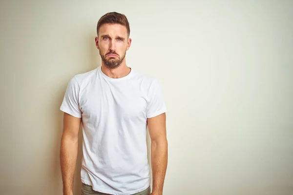 Joven Hombre Guapo Que Usa Una Camiseta Blanca Casual Sobre —  Fotos de Stock