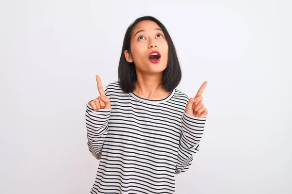 Jonge Chinese Vrouw Dragen Gestreepte Shirt Staande Geïsoleerde Witte Achtergrond — Stockfoto