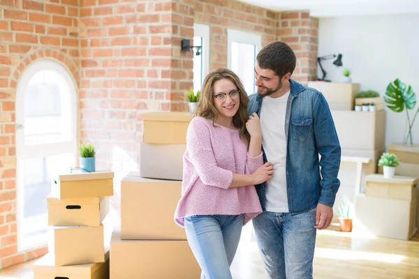 Junges Paar um Pappkartons sehr glücklich Umzug in ein neues h — Stockfoto