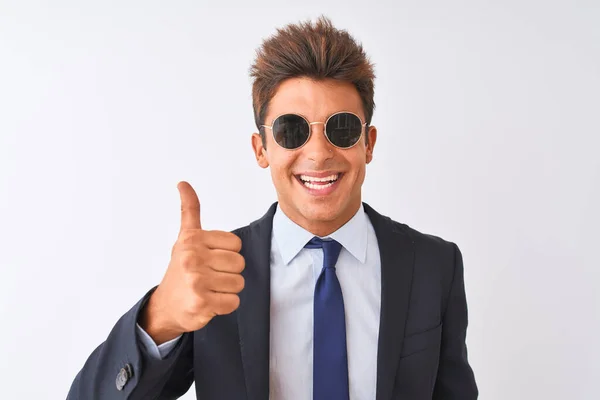 Jovem Empresário Bonito Vestindo Terno Óculos Sol Sobre Fundo Branco — Fotografia de Stock
