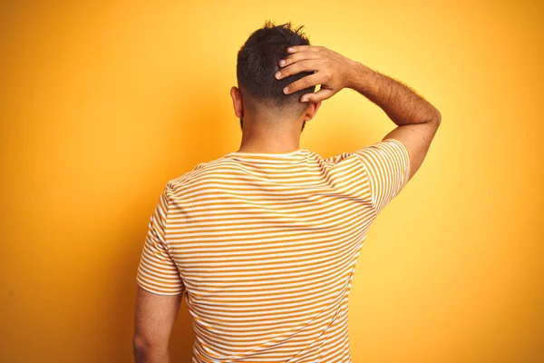 Junger Indischer Mann Shirt Der Vor Isoliertem Gelben Hintergrund Steht — Stockfoto