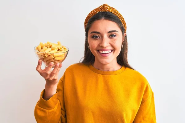 Jovem Bela Mulher Segurando Tigela Com Macarrão Macarrão Sobre Fundo — Fotografia de Stock