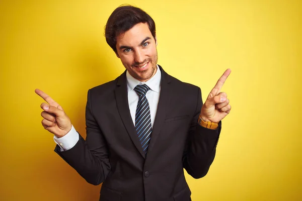 Joven Hombre Negocios Guapo Con Traje Corbata Pie Sobre Fondo — Foto de Stock