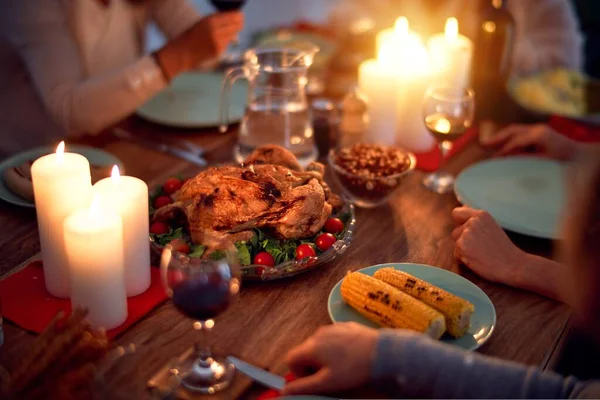 Famiglia Amici Cenano Casa Festeggiando Vigilia Natale Con Cibi Decorazioni — Foto Stock