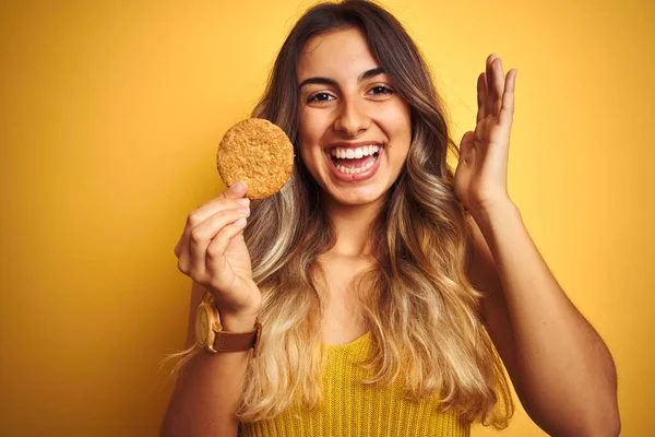 Joven Hermosa Mujer Comiendo Galletas Sobre Fondo Gris Aislado Muy — Foto de Stock