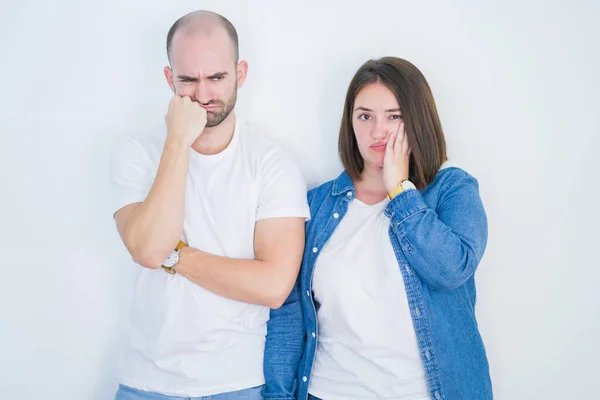 Jovem Casal Juntos Sobre Fundo Isolado Branco Pensando Parecendo Cansado — Fotografia de Stock