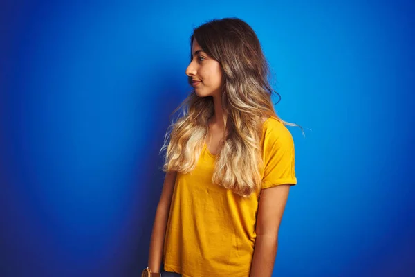 Jonge Mooie Vrouw Dragen Gele Shirt Blauw Geïsoleerde Achtergrond Zoek — Stockfoto