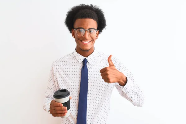 Joven Hombre Negocios Afroamericano Bebiendo Una Taza Café Sobre Fondo — Foto de Stock