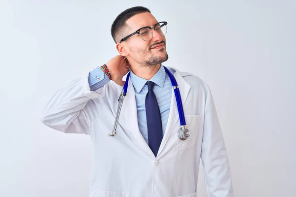 Młody Lekarz Noszący Stetoskop Odizolowanym Tle Cierpienie Ból Szyi Dotykanie — Zdjęcie stockowe