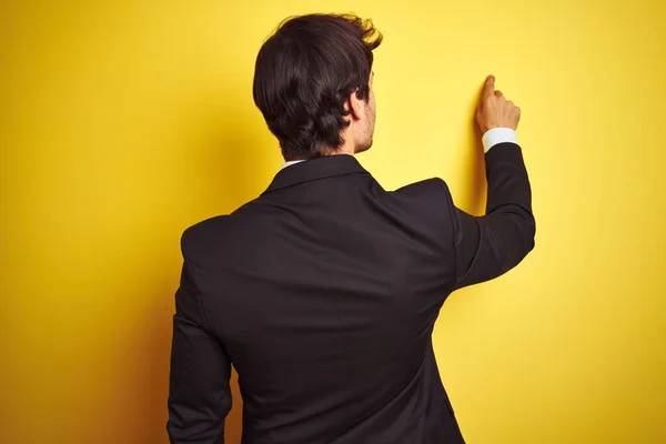 Joven Hombre Negocios Guapo Usando Traje Corbata Pie Sobre Fondo —  Fotos de Stock