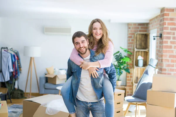 Junges Paar zieht in ein neues Haus — Stockfoto