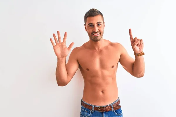 Joven Hombre Guapo Sin Camisa Mostrando Cuerpo Musculoso Sobre Fondo —  Fotos de Stock