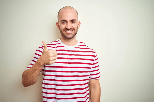 Jovem Careca Com Barba Vestindo Casual Listrado Camiseta Vermelha Sobre — Fotografia de Stock