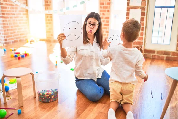 Hermoso Psicólogo Niño Haciendo Terapia Alrededor Montón Juguetes Jardín Infantes — Foto de Stock