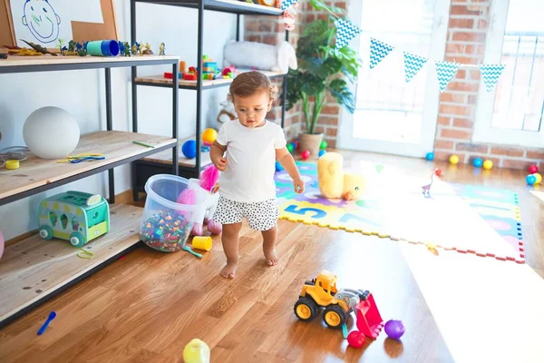 Entzückendes Kleinkind Spielt Kindergarten Jede Menge Spielzeug — Stockfoto