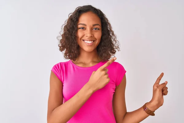 Jovem Brasileira Vestindo Camiseta Rosa Sobre Fundo Branco Isolado Sorrindo — Fotografia de Stock