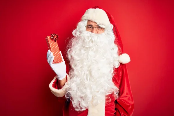 Muž Středního Věku Sobě Santa Claus Kostým Drží Dárek Přes — Stock fotografie