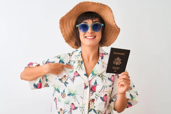 Turista Mujer Vacaciones Sosteniendo Pasaporte Los Estados Unidos Sobre Fondo —  Fotos de Stock