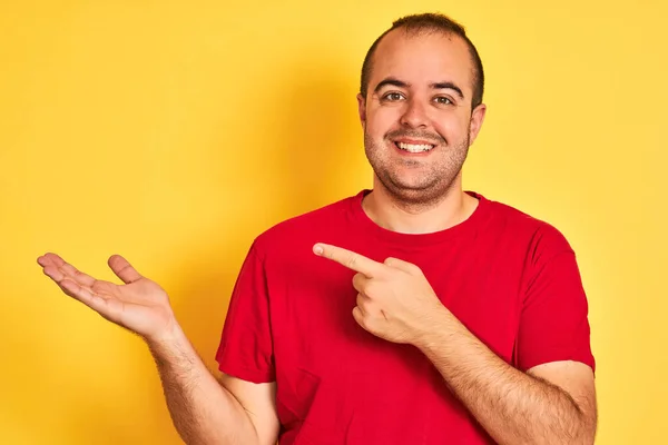 Ung Man Bär Röd Casual Shirt Stående Över Isolerad Gul — Stockfoto