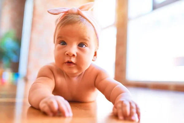 Entzückendes Baby Das Hause Auf Dem Sofa Liegt Neugeborenes Entspannt — Stockfoto