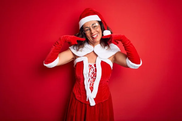 Красивая Женщина Средних Лет Костюме Санта Клауса Изолированном Красном Фоне — стоковое фото