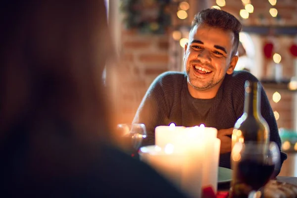 Молода Красива Пара Посміхається Щасливо Впевнено Їжа Святкування Різдва Вдома — стокове фото