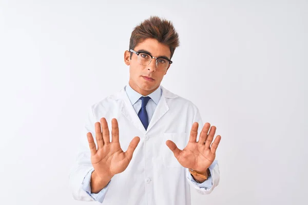 Gözlüklü Ceketli Genç Yakışıklı Bilim Adamı Izole Edilmiş Beyaz Arka — Stok fotoğraf