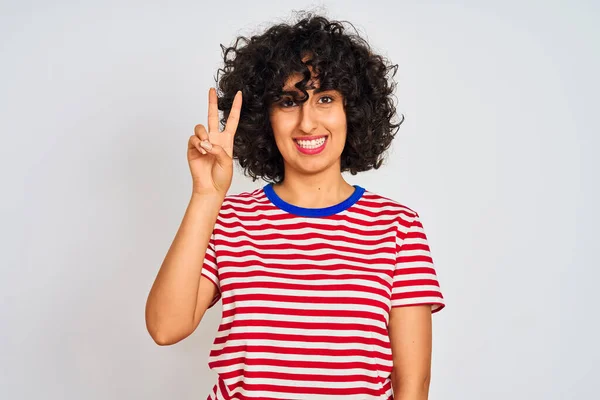 Ung Arabiska Kvinna Med Lockigt Hår Bär Randig Shirt Över — Stockfoto