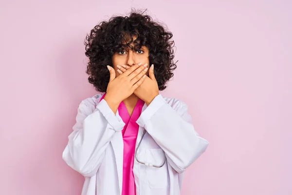 Fiatal Arab Orvos Göndör Haj Visel Sztetoszkóppal Izolált Rózsaszín Háttér — Stock Fotó