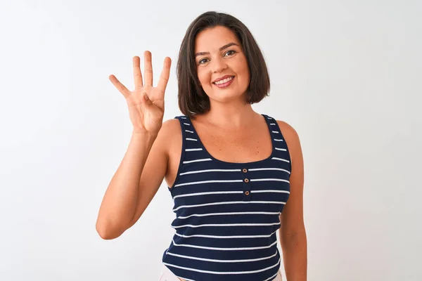 年轻美丽的女人穿着蓝色条纹T恤 站在孤立的白色背景上 带着自信和快乐的微笑 用第四指尖 — 图库照片