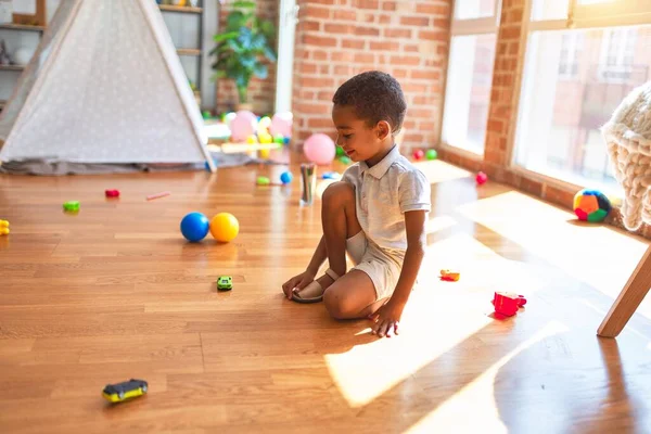 Bella Afro Americana Bambino Che Gioca Con Auto Giro Sacco — Foto Stock