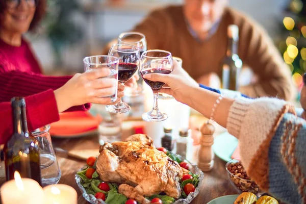 Hermosa Familia Sonriendo Feliz Confiada Comer Pavo Asado Brindar Con — Foto de Stock