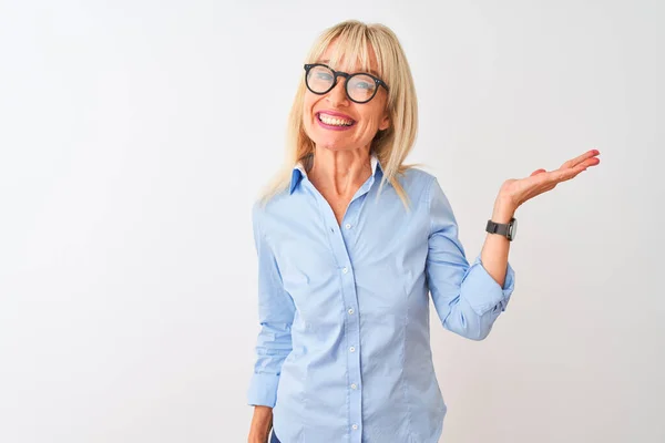 Seçkin Bir Gömlek Gözlük Takan Orta Yaşlı Bir Kadını Izole — Stok fotoğraf
