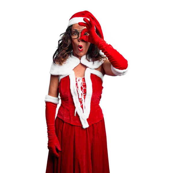 Женщина Средних Лет Костюме Санта Клауса Делает Нормальный Жест Шокированный — стоковое фото