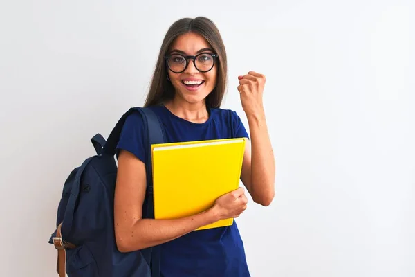 Mladá Studentka Nosí Batoh Brýle Drží Knihu Nad Izolovaným Bílým — Stock fotografie