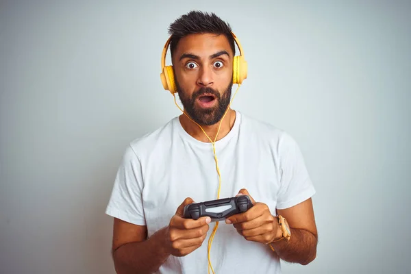 Árabe Hombre Jugador Indio Jugando Videojuego Con Auriculares Sobre Fondo —  Fotos de Stock