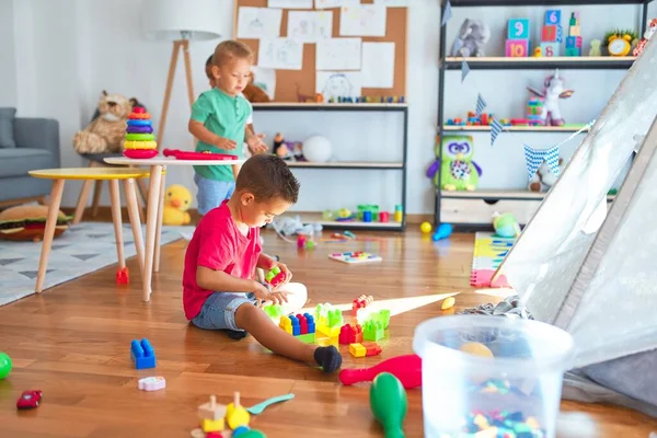 Adoráveis Crianças Brincando Torno Muitos Brinquedos Jardim Infância — Fotografia de Stock