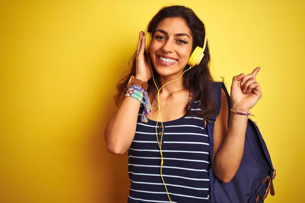 Jovem Mulher Bonita Usando Mochila Usando Fones Ouvido Sobre Fundo — Fotografia de Stock