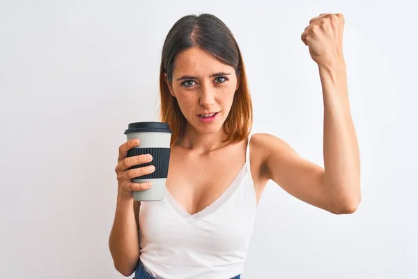 Mulher Ruiva Bonita Beber Tirar Café Sobre Fundo Isolado Irritado — Fotografia de Stock