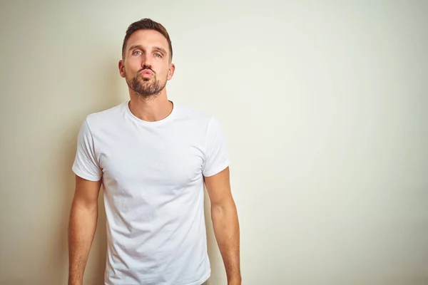 Joven Hombre Guapo Vistiendo Casual Camiseta Blanca Sobre Fondo Aislado —  Fotos de Stock