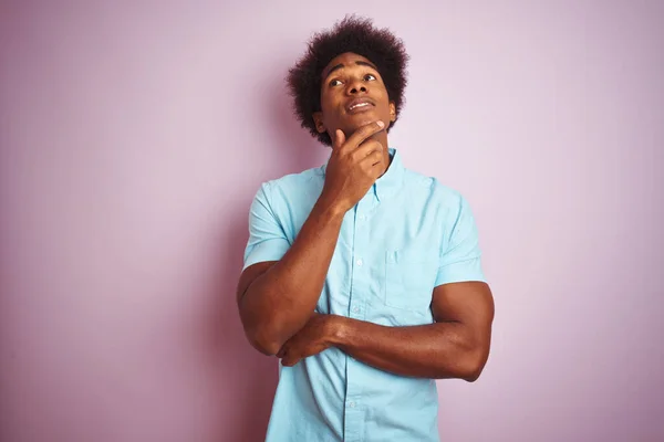 Junger Amerikanischer Mann Mit Afrohaaren Blaues Hemd Vor Isoliertem Rosafarbenem — Stockfoto